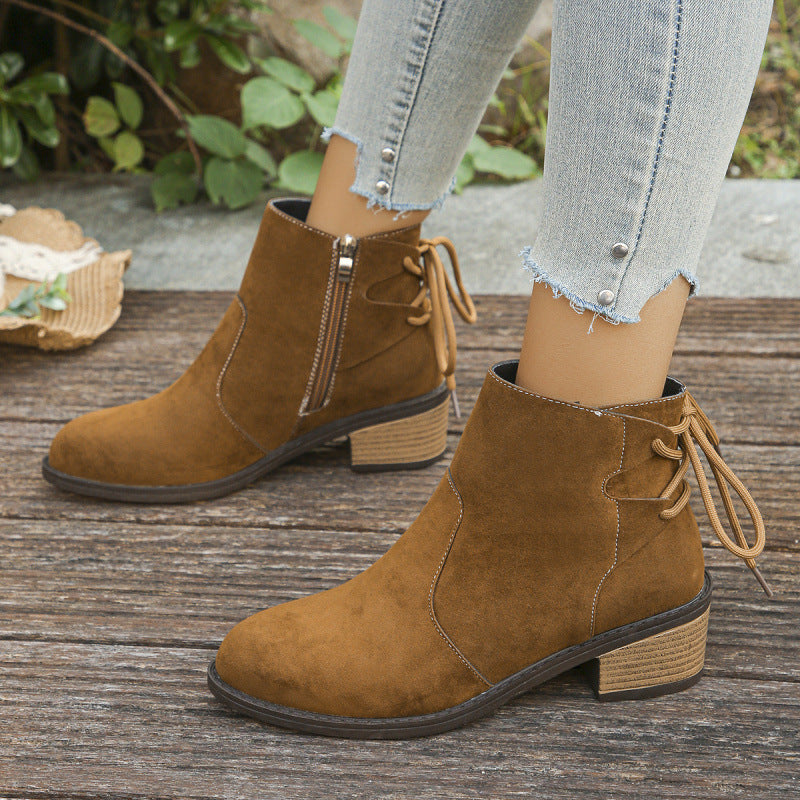 Iolanda | Botas Clássicas de Cano Curto com Salto Largo