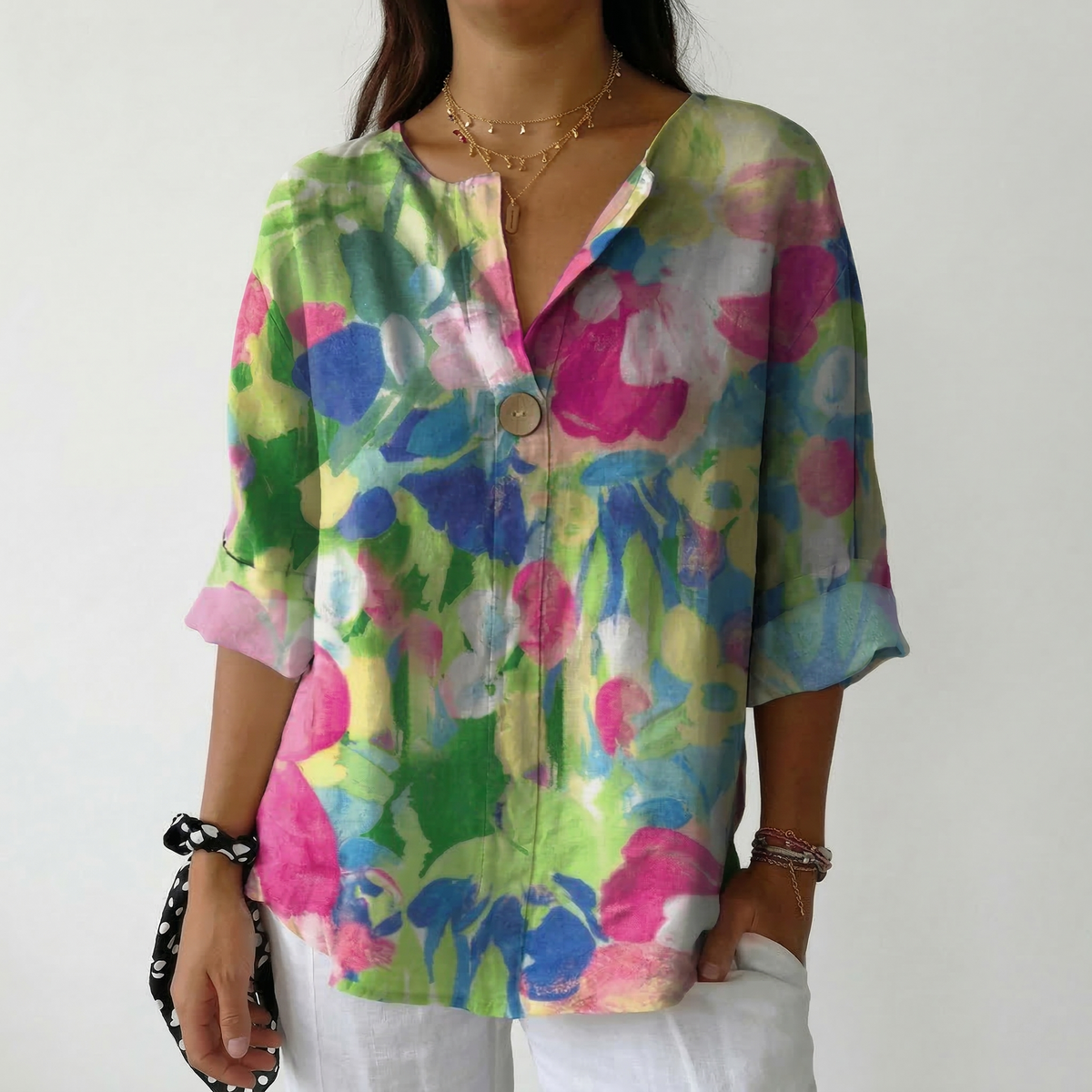 Vânia | Blusa Floral Vibrante com Detalhe de Botão
