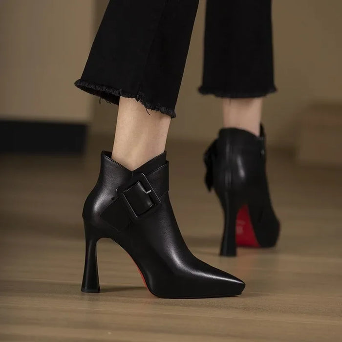 Isaura | Botins de Salto Alto com Fivela
