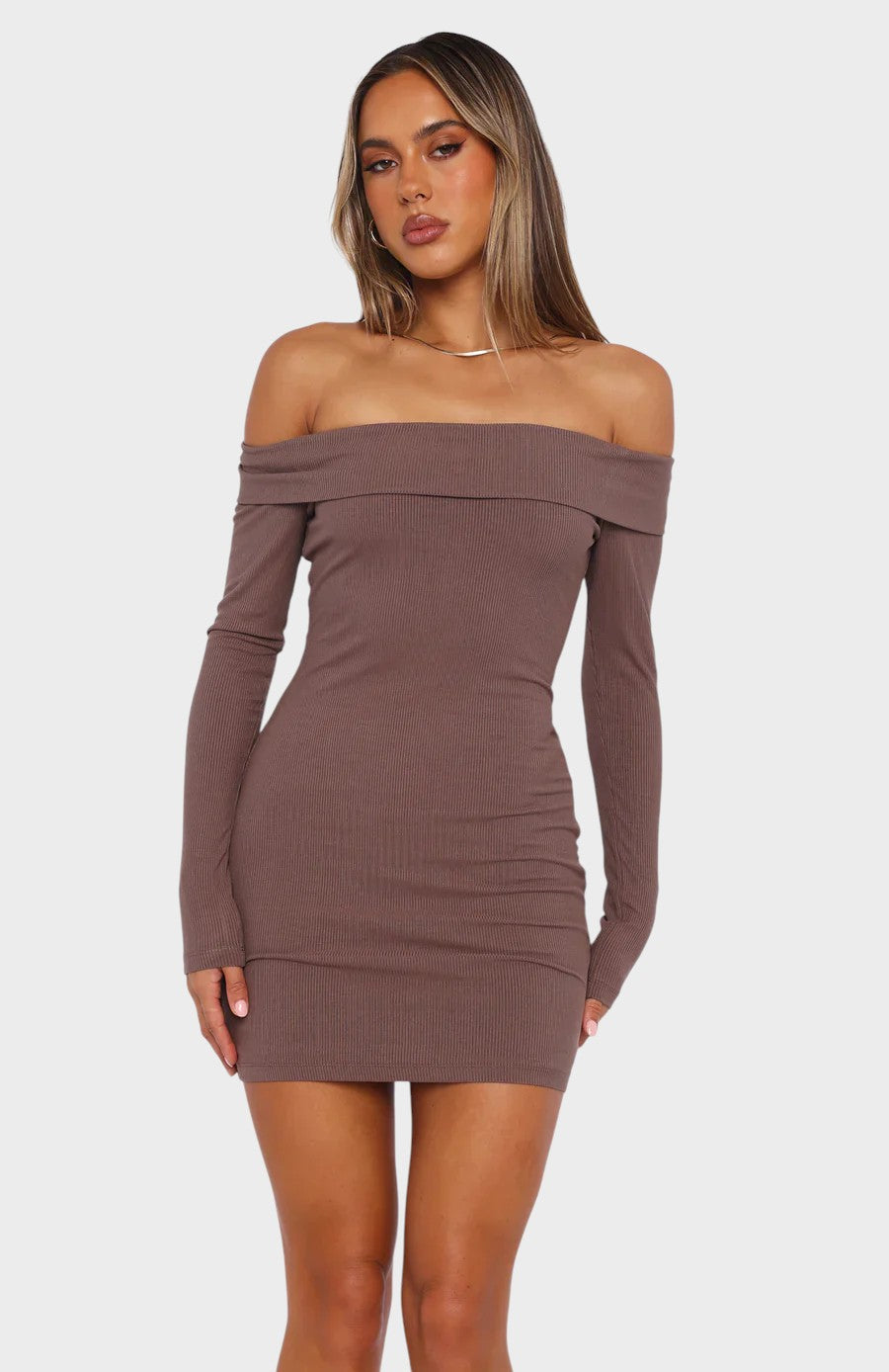 Nélia | Vestido Intemporal com Ombros à Mostra