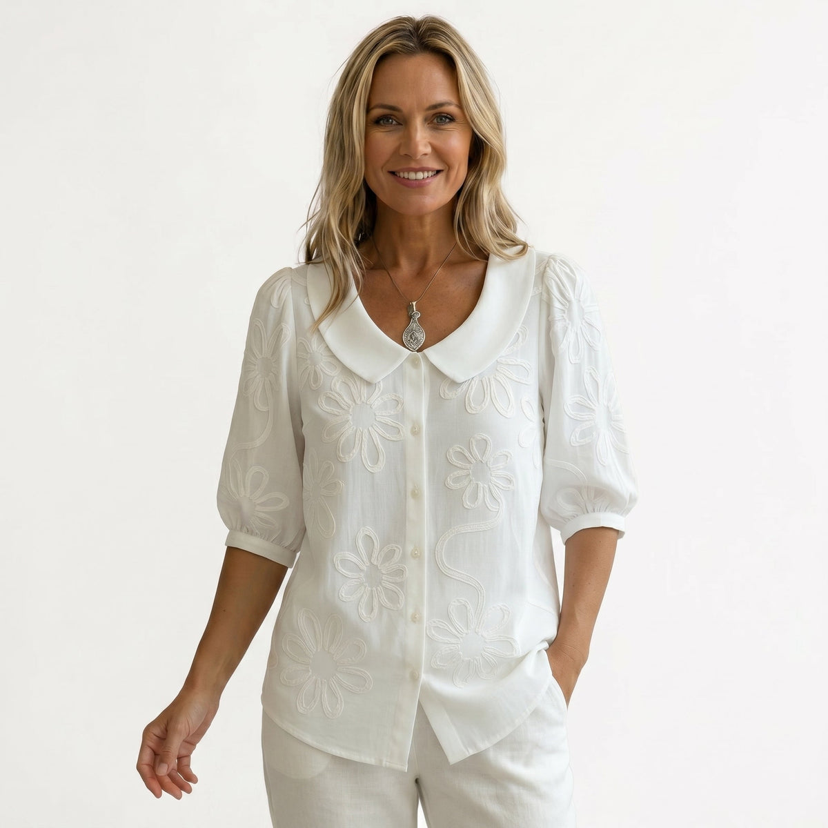Anabela | Blusa Romântica com Bordados de Margaridas